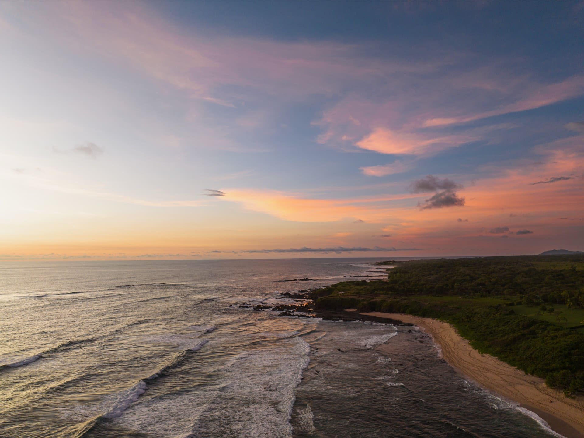 La experiencia Odisea — costa Pacífico al atardecer